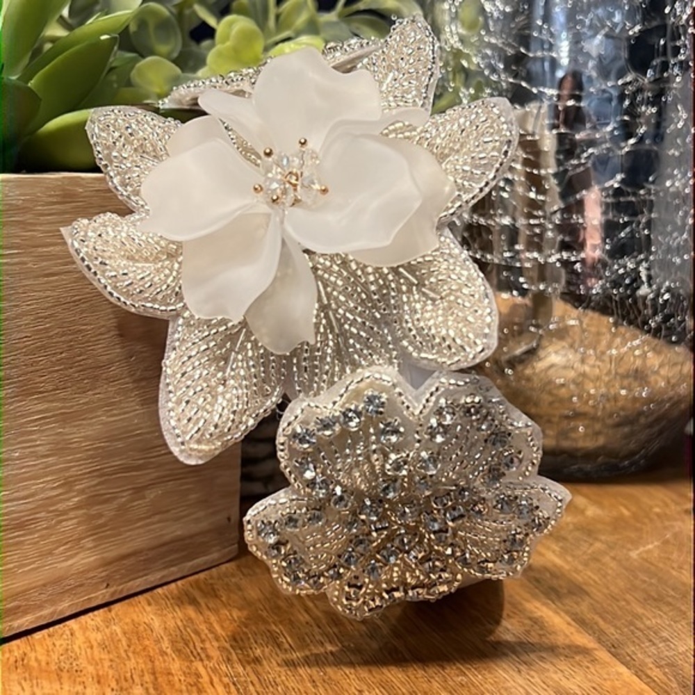 Elegant flower headband tiara - Picture 5 of 6